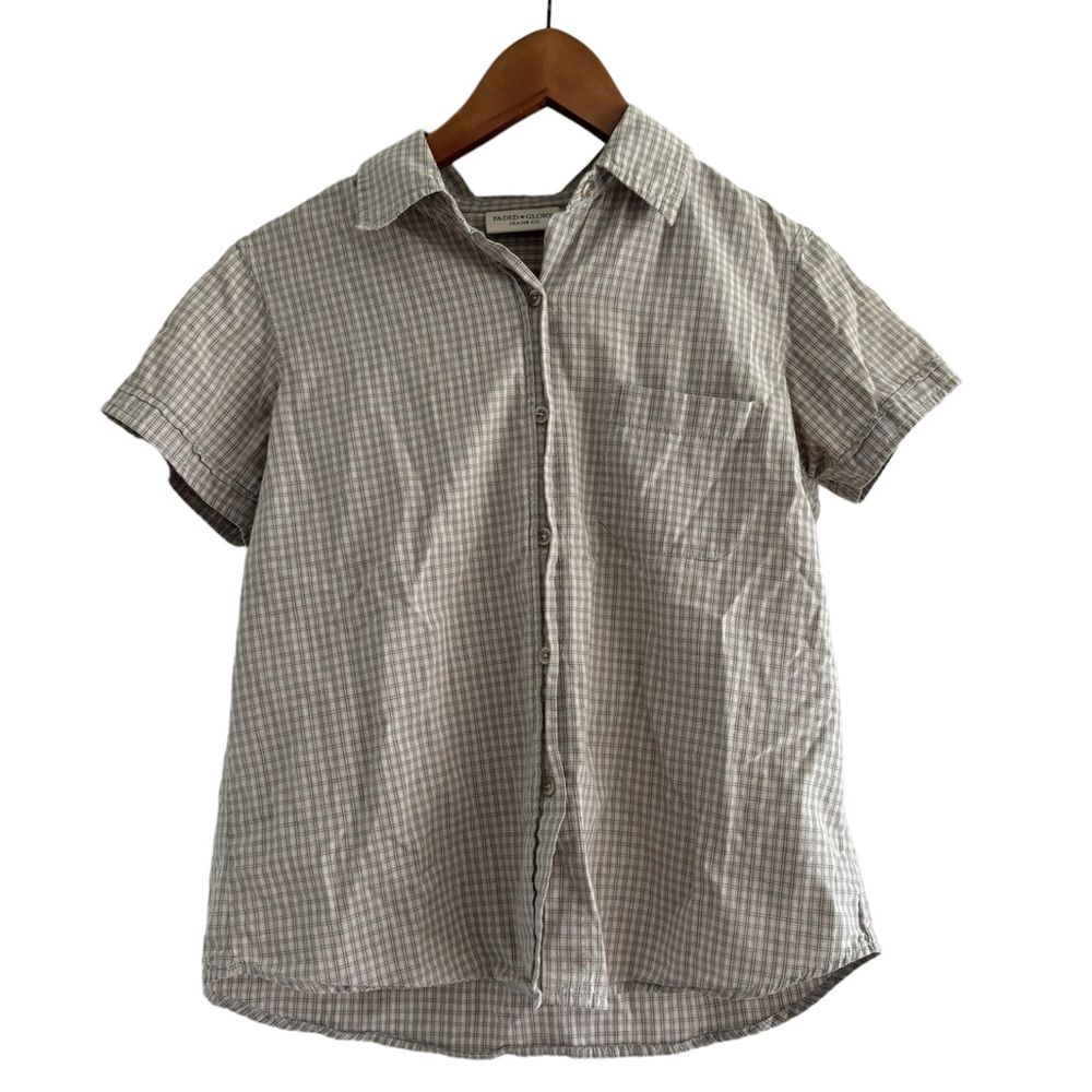 Vintage linen button up blouse
Brand: Faded Glory
Size: Small (4-6)